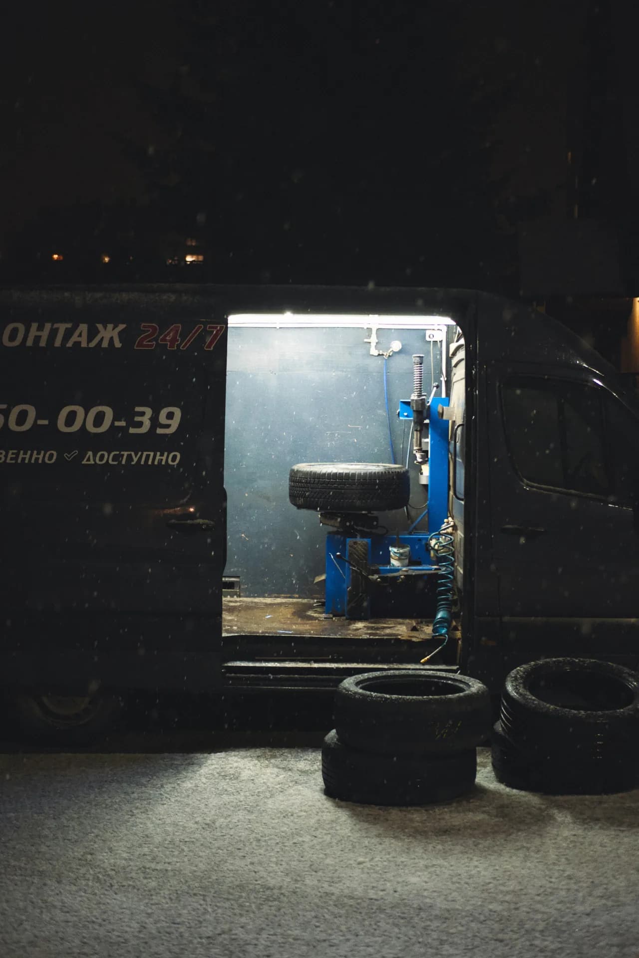Przebita opona na trasie: co robić krok po kroku